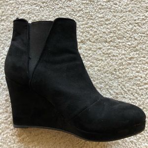 Suede ankle boots with tapered heel.